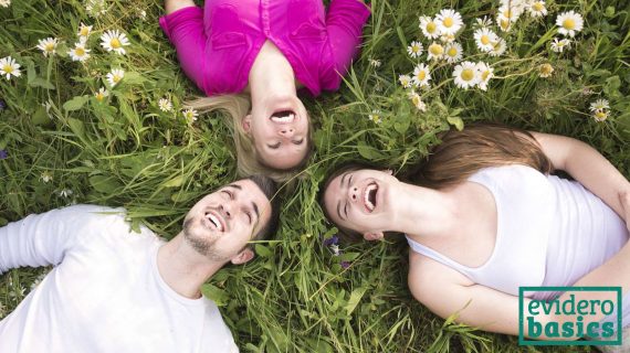 Lachende Menschen im Gras