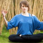 Frau macht Yoga im sitzen
