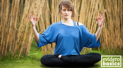 Frau macht Yoga im sitzen