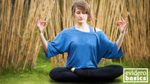 Frau macht Yoga im sitzen