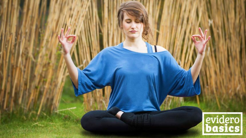 Frau macht Yoga im sitzen