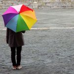 Frau mit buntem Regenschirm