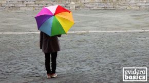 Frau mit buntem Regenschirm