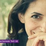 Ältere Frau ist gelassen