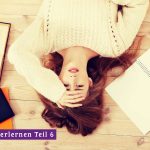 Frau liegt verzweifelt auf dem Boden