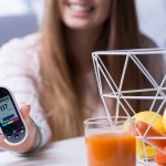 Frau mit Diabetes isst gesund