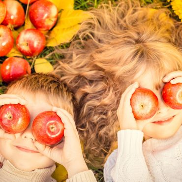 Kinder mit Äpfeln ernähren sich gesund