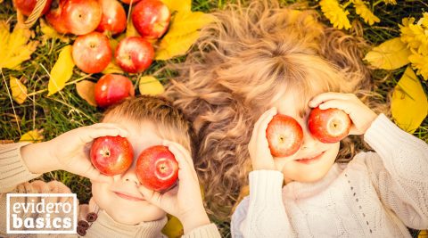 Kinder mit Äpfeln ernähren sich gesund