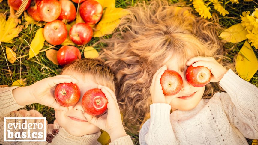 Kinder mit Äpfeln ernähren sich gesund