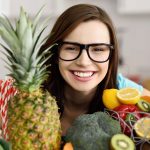 Frau mit rohem Obst und Gemüse