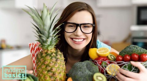 Frau mit rohem Obst und Gemüse