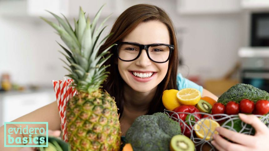 Frau mit rohem Obst und Gemüse
