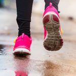 Joggen im Regen für Bewegung nach Kneipp
