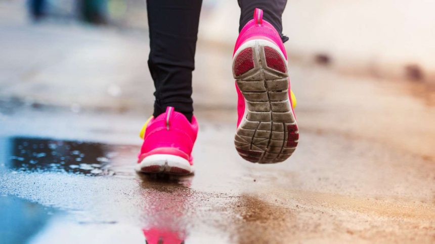 Joggen im Regen für Bewegung nach Kneipp