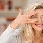 Glückliche Frau in den Wechseljahren