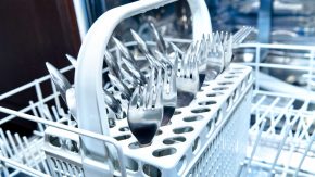 Geschirr in Spülmaschine ist umweltfreundlicher als per Hand abzuwaschen