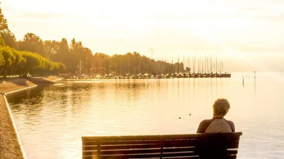 enspannen am wasser für stressabbau