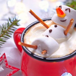 Ein Marshmallow-Schneemann entspannt in heißer Schokolade - So geht Entspannung an Weihnachten