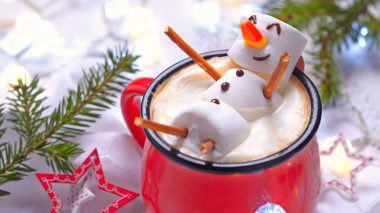 Ein Marshmallow-Schneemann entspannt in heißer Schokolade - So geht Entspannung an Weihnachten