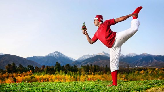 Inder macht Detox Yoga nach Weihnachten