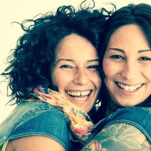 Zwei glückliche Freundinnen: Wir brauchen solche Lieblingsmenschen