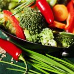 Täglich vegan essen, zum Beispiel Gemüse im Wok