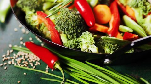 Täglich vegan essen, zum Beispiel Gemüse im Wok