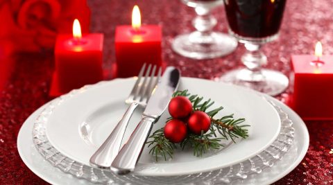 Gedeckter Weihnachtstisch für ein vegetarisches oder veganes Weihnachtsmenü