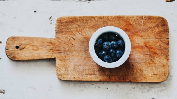 Açai Beeren auf Brett