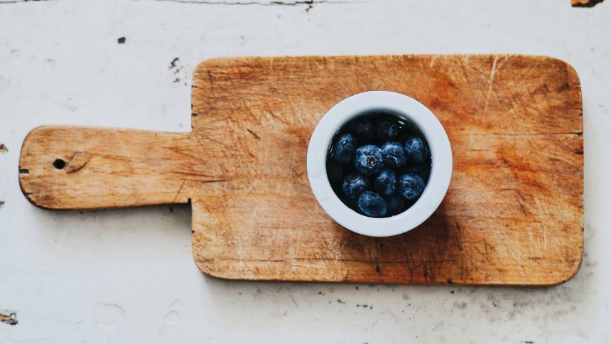 Açai Beeren auf Brett