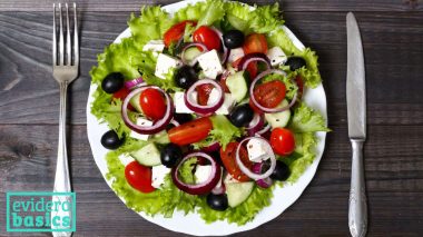 Ein griechischer Salat: Abnehmen durch die Mittelmeer Diät