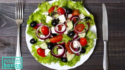 Ein griechischer Salat: Abnehmen durch die Mittelmeer Diät