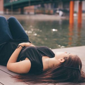 Entspannte Frau am Kanalufer: Glücklich durch Askese