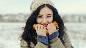 Gesunde Frau im Schnee: Gesund durch den Winter mit einem gesunden Darm
