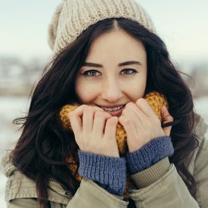 Gesunde Frau im Schnee: Gesund durch den Winter mit einem gesunden Darm