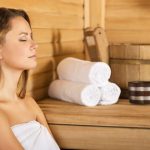 Eine Frau in der Sauna: Ein Saunagang unterstützt das Detox
