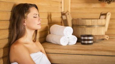 Eine Frau in der Sauna: Ein Saunagang unterstützt das Detox