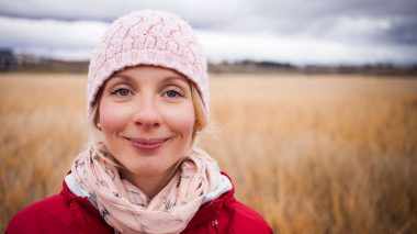 Glückliche Frau hat ihr Glück zurückgewonnen