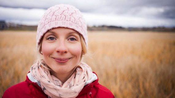 Glückliche Frau hat ihr Glück zurückgewonnen