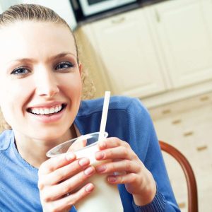 Junge Frau mit Kefir im Glas - Gesunde Ernährung für die Hormone