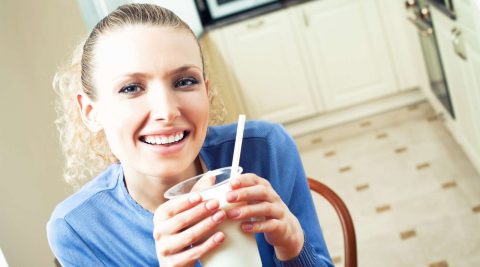 Junge Frau mit Kefir im Glas - Gesunde Ernährung für die Hormone