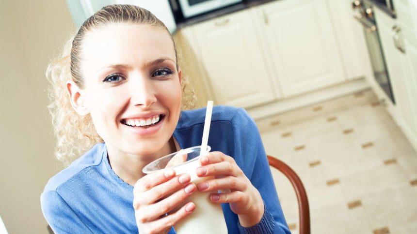 Junge Frau mit Kefir im Glas - Gesunde Ernährung für die Hormone