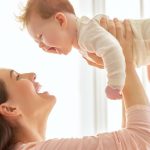 Glückliche Frau mit Baby: Hypnobirthing