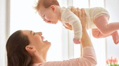 Glückliche Frau mit Baby: Hypnobirthing