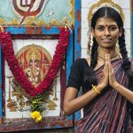 Inderin vor einem hinduistischen Altar