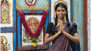 Lakshmi Dhanaraj vor einem Wandbild des Hindugottes Ganesha
