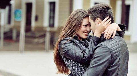 Glückliches Paar: Diesen Liebesmythen solltest du nicht glauben