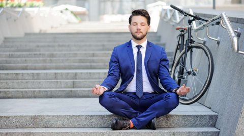 Geschäftsmann beim Yoga - Yoga kann helfen, mit dem Rauchen aufzuhören
