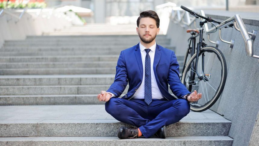 Geschäftsmann beim Yoga - Yoga kann helfen, mit dem Rauchen aufzuhören