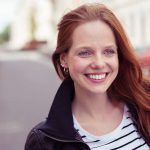 Junge schlanke Frau in der Stadt